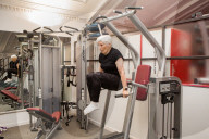 FEATURE - Trotzt auch mit 84 der Schwerkraft: Ehemalige Olympionikin Marjorie Carter trainiert im Fitness Center von Leeds