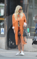 PEOPLE - Ashlee Simpson in einem orangenen Trench Coat unterwegs in New York