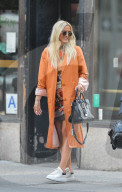 PEOPLE - Ashlee Simpson in einem orangenen Trench Coat unterwegs in New York
