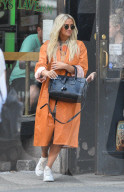 PEOPLE - Ashlee Simpson in einem orangenen Trench Coat unterwegs in New York
