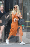PEOPLE - Ashlee Simpson in einem orangenen Trench Coat unterwegs in New York