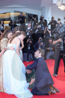 PEOPLE - Kleider Panne bei Raffey Cassidy auf dem roten Teppich in Venedig