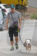 PEOPLE - Bob Odenkirk geht mit dem Hund Gassi