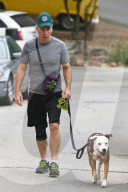 PEOPLE - Bob Odenkirk geht mit dem Hund Gassi