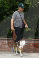 PEOPLE - Bob Odenkirk geht mit dem Hund Gassi