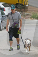 PEOPLE - Bob Odenkirk geht mit dem Hund Gassi
