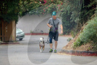PEOPLE - Bob Odenkirk geht mit dem Hund Gassi