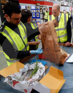 PEOPLE - Prinz William besucht das Post Verteilzentrum in Langley