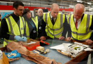 PEOPLE - Prinz William besucht das Post Verteilzentrum in Langley