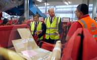 PEOPLE - Prinz William besucht das Post Verteilzentrum in Langley