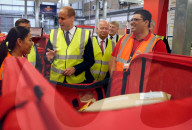 PEOPLE - Prinz William besucht das Post Verteilzentrum in Langley