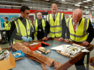 PEOPLE - Prinz William besucht das Post Verteilzentrum in Langley