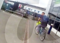 FEATURE - Mit der Bodycam aufgezeichnet: Polizisten in Derby verfolgen einen Fahrraddieb