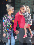 PEOPLE - Ashlee Simpson und Evan Ross verlassen mit Tochter Gemma ein Restaurant in New York City