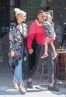 PEOPLE - Ashlee Simpson und Evan Ross verlassen mit Tochter Gemma ein Restaurant in New York City