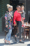 PEOPLE - Ashlee Simpson und Evan Ross verlassen mit Tochter Gemma ein Restaurant in New York City