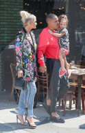 PEOPLE - Ashlee Simpson und Evan Ross verlassen mit Tochter Gemma ein Restaurant in New York City