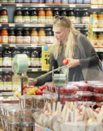 PEOPLE - Molly SIms schiebt die vollen Einkaufswägen zum Auto