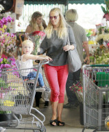 PEOPLE - Molly SIms schiebt die vollen Einkaufswägen zum Auto