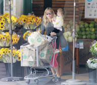 PEOPLE - Molly SIms schiebt die vollen Einkaufswägen zum Auto