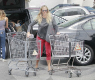 PEOPLE - Molly SIms schiebt die vollen Einkaufswägen zum Auto