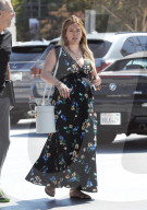 PEOPLE - Flower Power bei Hilary Duff in Studio City