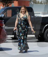 PEOPLE - Flower Power bei Hilary Duff in Studio City
