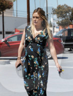 PEOPLE - Flower Power bei Hilary Duff in Studio City