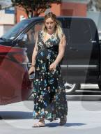 PEOPLE - Flower Power bei Hilary Duff in Studio City