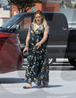 PEOPLE - Flower Power bei Hilary Duff in Studio City