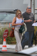EXKLUSIV - Jennifer Aniston ohne BH in Hollywood unterwegs