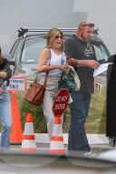 EXKLUSIV - Jennifer Aniston ohne BH in Hollywood unterwegs