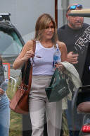 EXKLUSIV - Jennifer Aniston ohne BH in Hollywood unterwegs