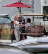 EXKLUSIV - Jennifer Aniston ohne BH in Hollywood unterwegs