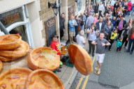 FEATURE - Die Blutwurstwerfer Weltmeisterschaft in Ramsbottom