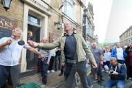 FEATURE - Die Blutwurstwerfer Weltmeisterschaft in Ramsbottom