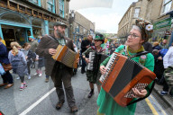 FEATURE - Die Blutwurstwerfer Weltmeisterschaft in Ramsbottom