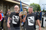 FEATURE - Die Blutwurstwerfer Weltmeisterschaft in Ramsbottom