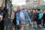FEATURE - Die Blutwurstwerfer Weltmeisterschaft in Ramsbottom