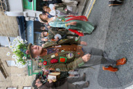 FEATURE - Die Blutwurstwerfer Weltmeisterschaft in Ramsbottom