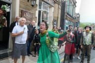 FEATURE - Die Blutwurstwerfer Weltmeisterschaft in Ramsbottom