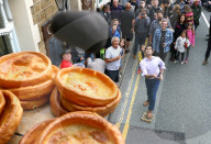 FEATURE - Die Blutwurstwerfer Weltmeisterschaft in Ramsbottom