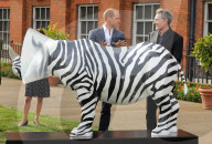 PEOPLE - Prinz William bestaunt die Nashorn Kunstwerke im Kensington Palast