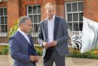 PEOPLE - Prinz William bestaunt die Nashorn Kunstwerke im Kensington Palast