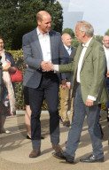 PEOPLE - Prinz William bestaunt die Nashorn Kunstwerke im Kensington Palast