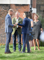PEOPLE - Prinz William bestaunt die Nashorn Kunstwerke im Kensington Palast