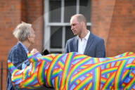 PEOPLE - Prinz William bestaunt die Nashorn Kunstwerke im Kensington Palast