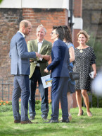 PEOPLE - Prinz William bestaunt die Nashorn Kunstwerke im Kensington Palast