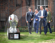 PEOPLE - Prinz William bestaunt die Nashorn Kunstwerke im Kensington Palast