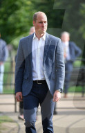 PEOPLE - Prinz William bestaunt die Nashorn Kunstwerke im Kensington Palast